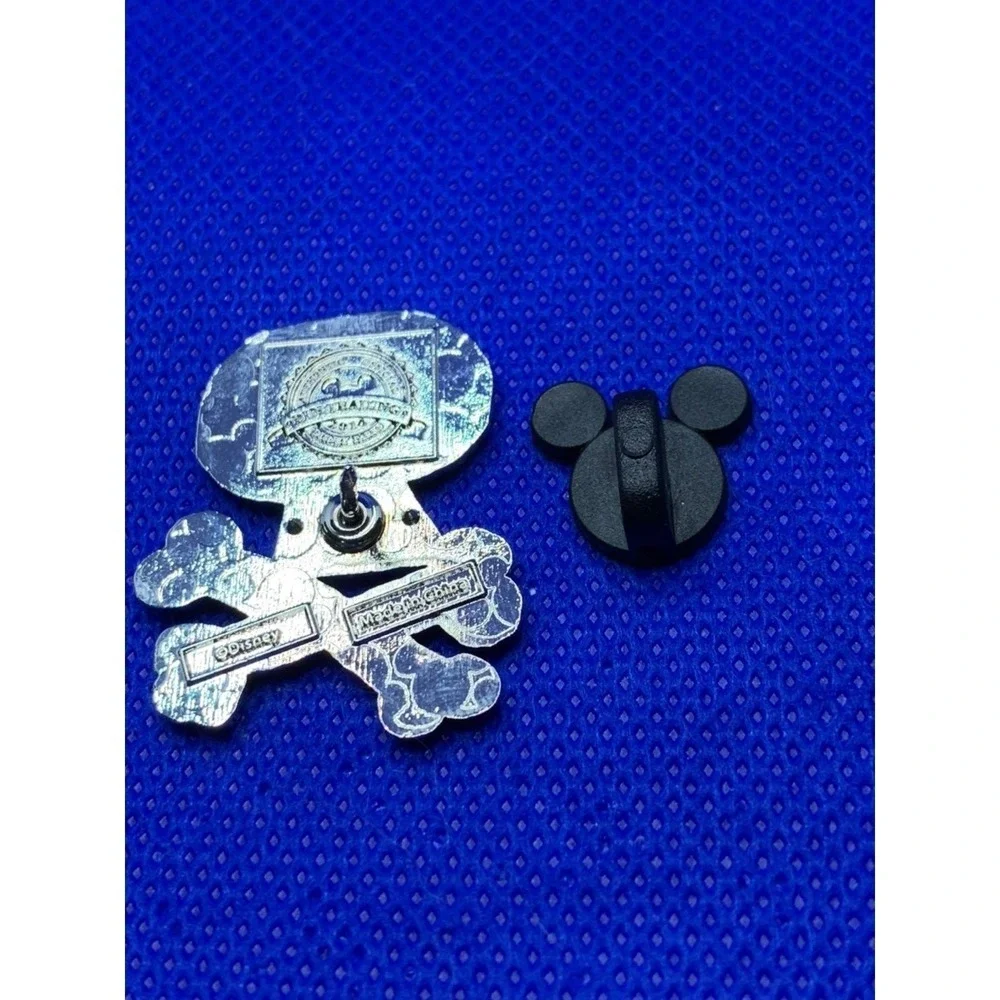 2014 Donald Duck Skull crossbones Pin Hidden Mickey Pirates
